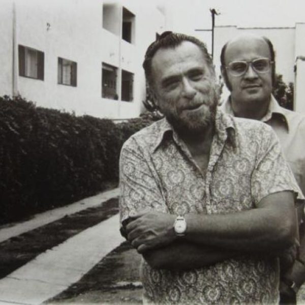 Gli eroi, quelli belli: l’impiegato John Martin e il postino Charles Bukowski